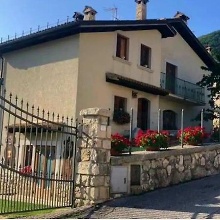 Villa A Due Passi Dai Lupi Civitella Alfedena Esterno foto