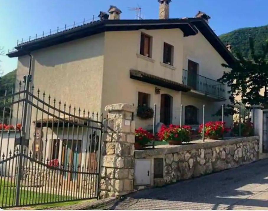 Villa A Due Passi Dai Lupi Civitella Alfedena Esterno foto