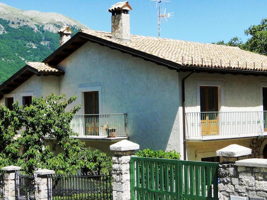 Villa A Due Passi Dai Lupi Civitella Alfedena Esterno foto